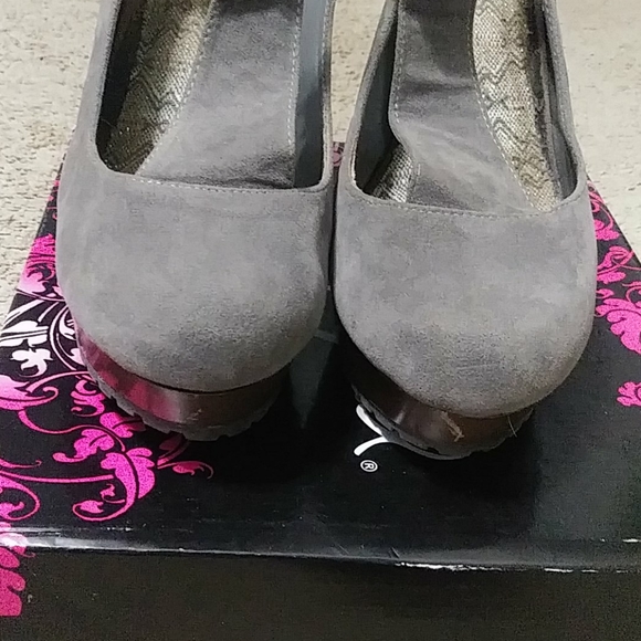 "GENTLY USED" Gray suede dance style heel Saydie - Picture 4 of 5